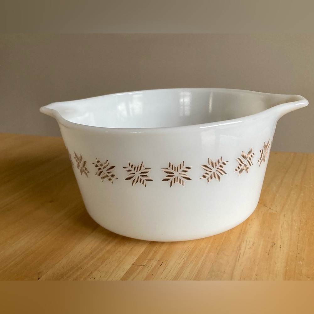 Pyrex 1 Quart dish with Town and Country pattern